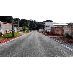 Benfeitorias com pavimentação asfáltica em rua no Jardim das Acácias, em Campo Largo